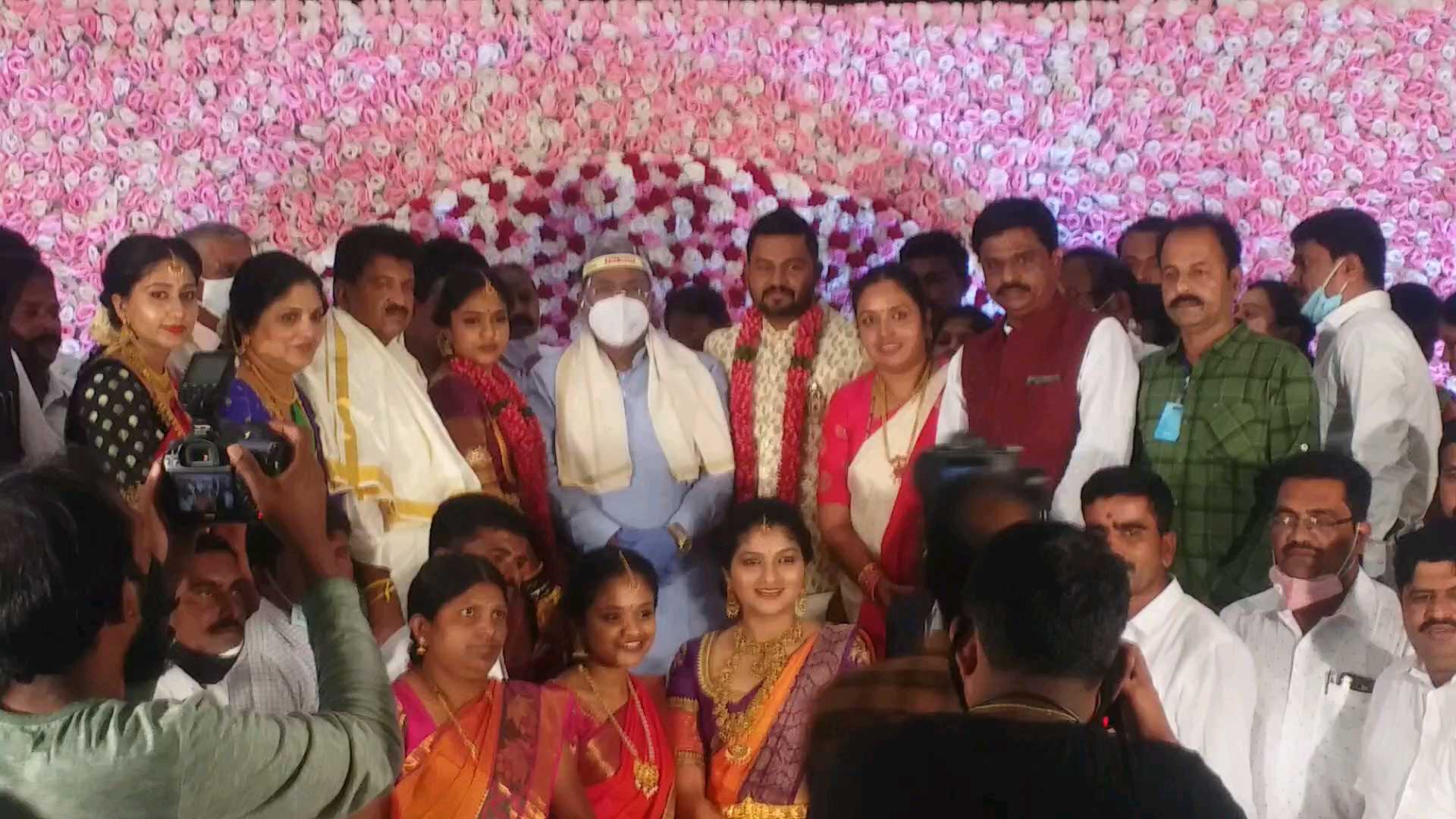 siddaramaiah blessings for newly married couple