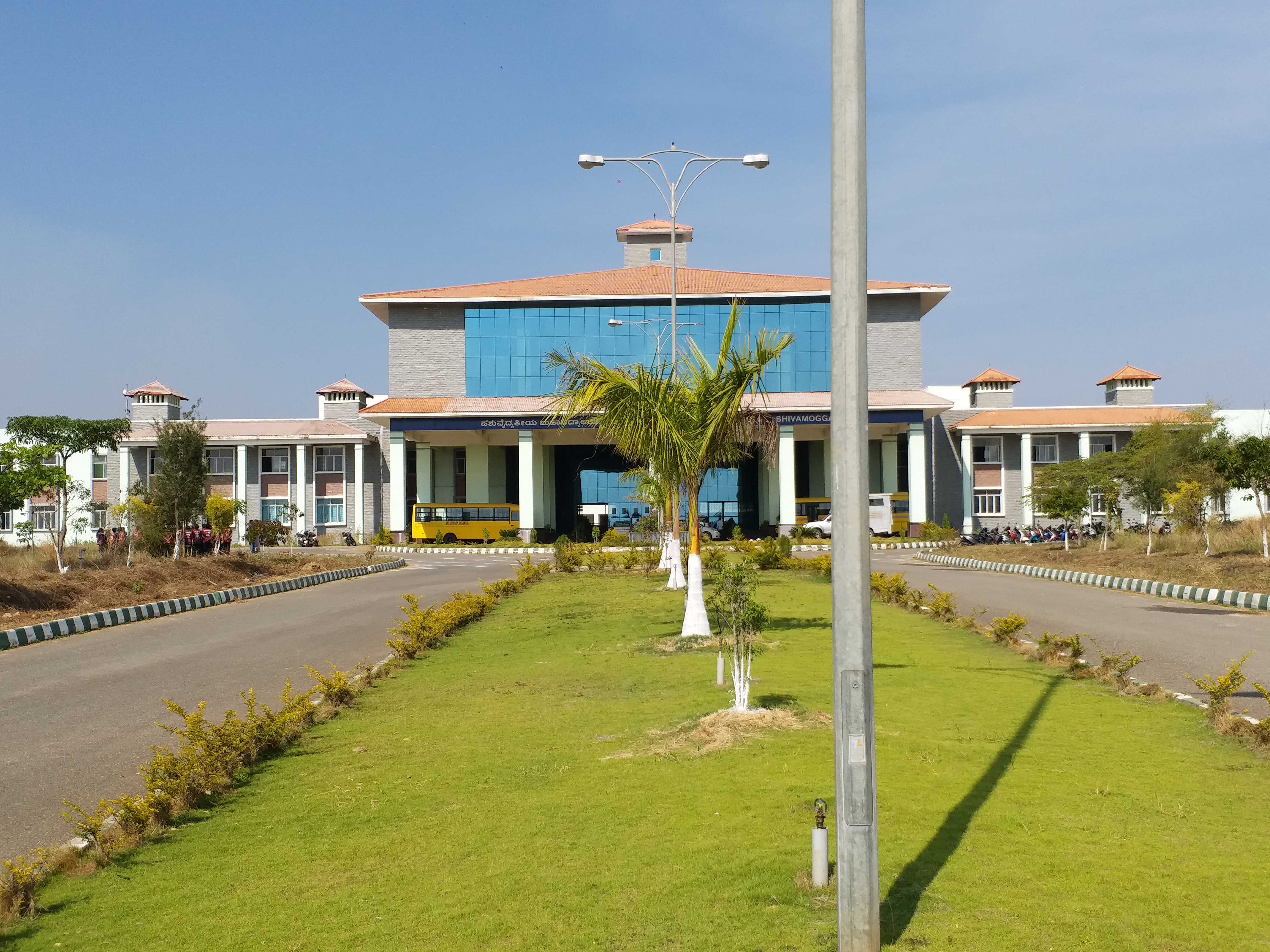 Forest department raid on Veterinary Medical College, Shivamogga Veterinary Medical College, Shivamogga Veterinary Medical College news, ಪಶು ವೈದ್ಯಕೀಯ ಕಾಲೇಜಿನ ಮೇಲೆ ಅರಣ್ಯ ಇಲಾಖೆ ದಾಳಿ, ಶಿವಮೊಗ್ಗ ಪಶು ವೈದ್ಯಕೀಯ ಕಾಲೇಜ್​, ಶಿವಮೊಗ್ಗ ಪಶು ವೈದ್ಯಕೀಯ ಕಾಲೇಜ್​ ಸುದ್ದಿ,