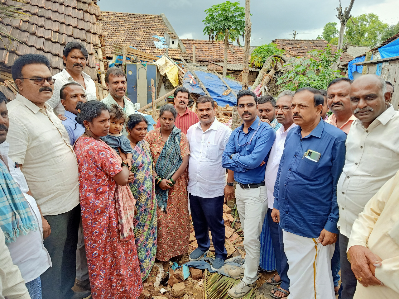 house collapsed 13 people injured in Shivamogga