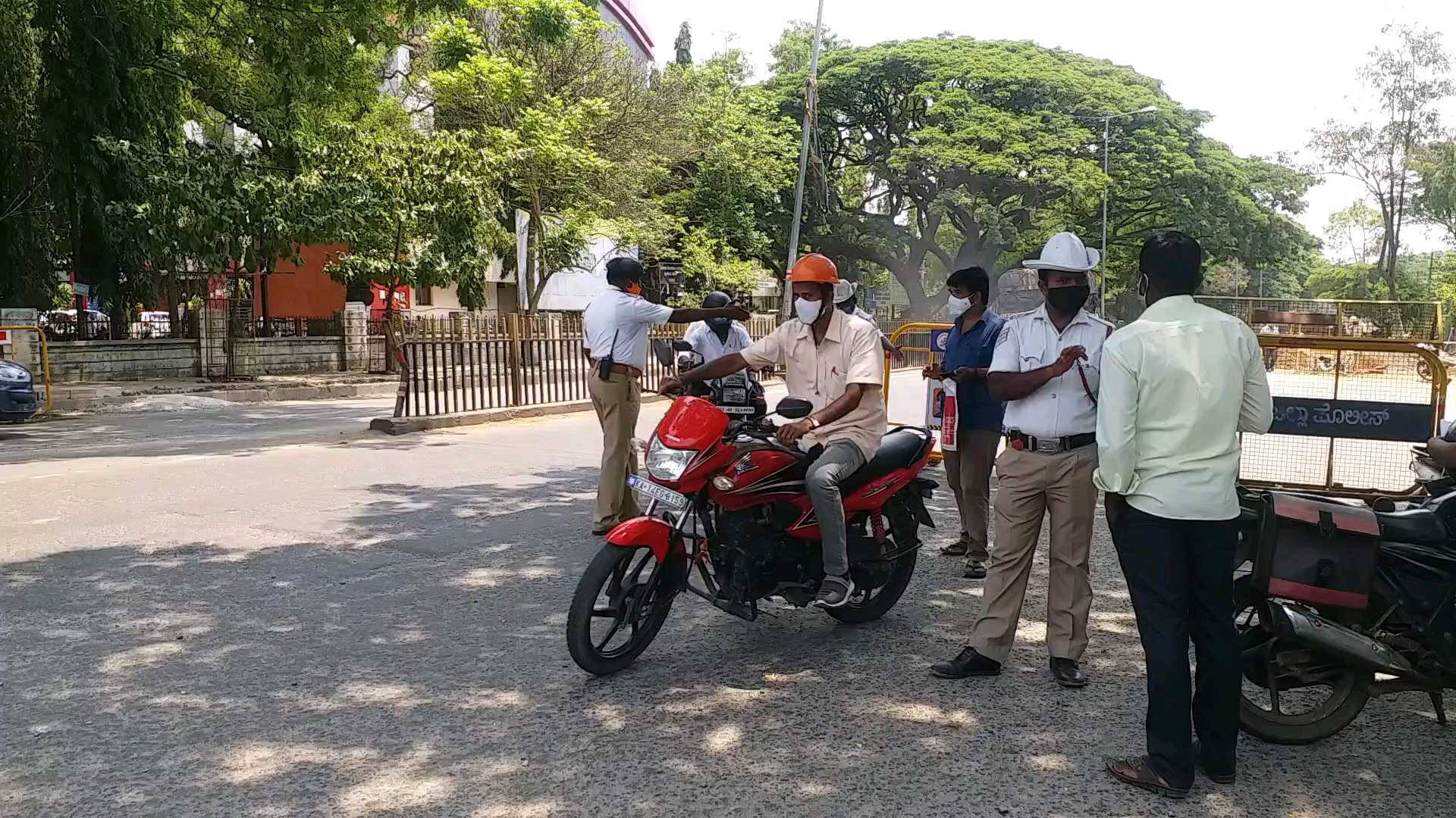 393 vehicle seized, 393 vehicle seized by Shivamogga police, 393 vehicle seized by Shivamogga police in Curfew violation, 393 ವಾಹನ ಜಪ್ತಿ, ಕರ್ಫ್ಯೂ ನಿಯಮ ಉಲ್ಲಂಘಿಸಿದ 393 ವಾಹನ ಜಪ್ತಿ, ಶಿವಮೊಗ್ಗ ಪೊಲೀಸರಿಂದ ಕರ್ಫ್ಯೂ ನಿಯಮ ಉಲ್ಲಂಘಿಸಿದ 393 ವಾಹನ ಜಪ್ತಿ,