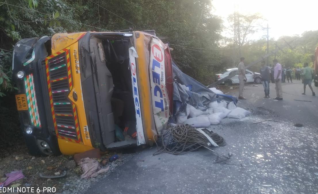 Young woman died, Young woman died in road accident, Young woman died in road accident at Shivamogga, Shivamogga crime news, ಯುವತಿ ಸಾವು, ರಸ್ತೆ ಅಪಘಾತದಲ್ಲಿ ಯುವತಿ ಸಾವು, ಶಿವಮೊಗ್ಗ ರಸ್ತೆ ಅಪಘಾತದಲ್ಲಿ ಯುವತಿ ಸಾವು, ಶಿವಮೊಗ್ಗ ಅಪರಾಧ ಸುದ್ದಿ,