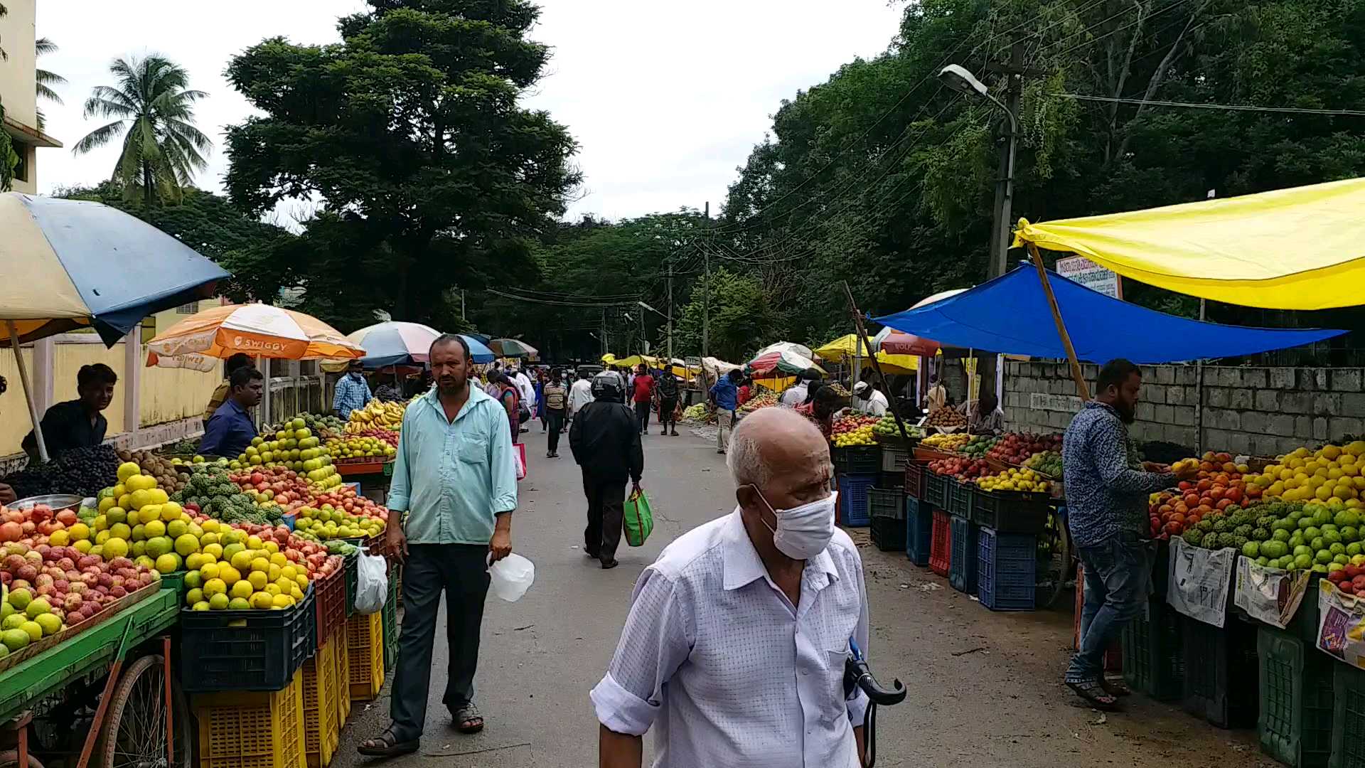 Shivamogga market full in between corona