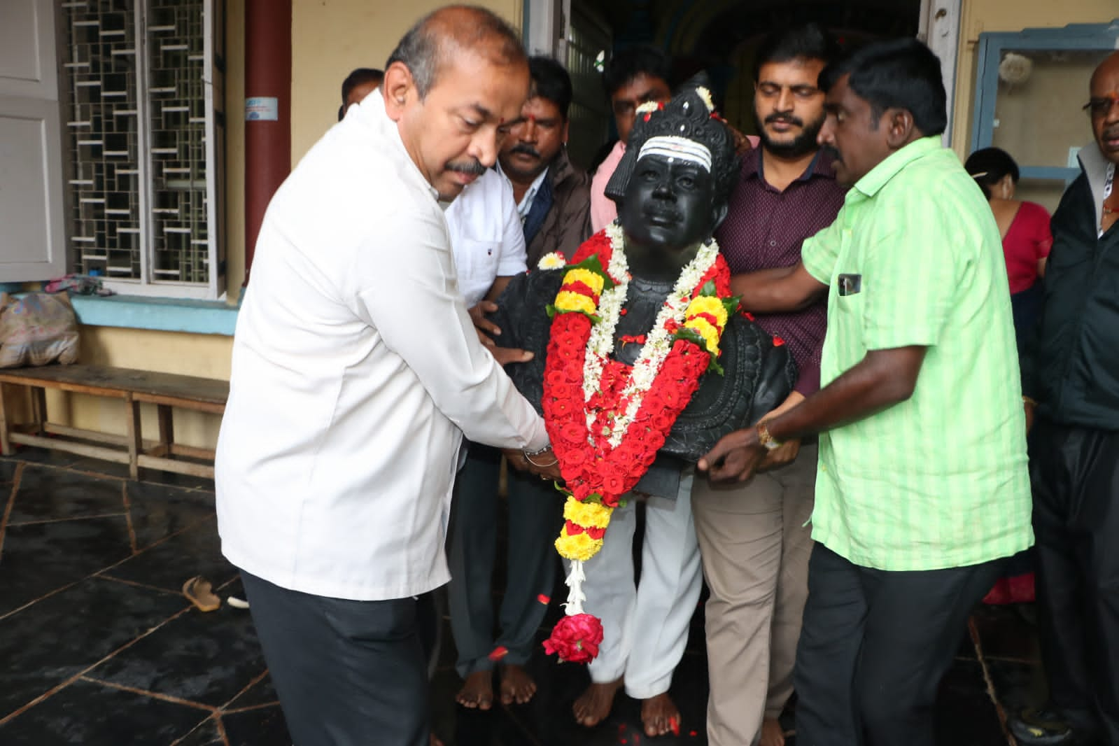 cm bsy inaugurates london basavanna statue