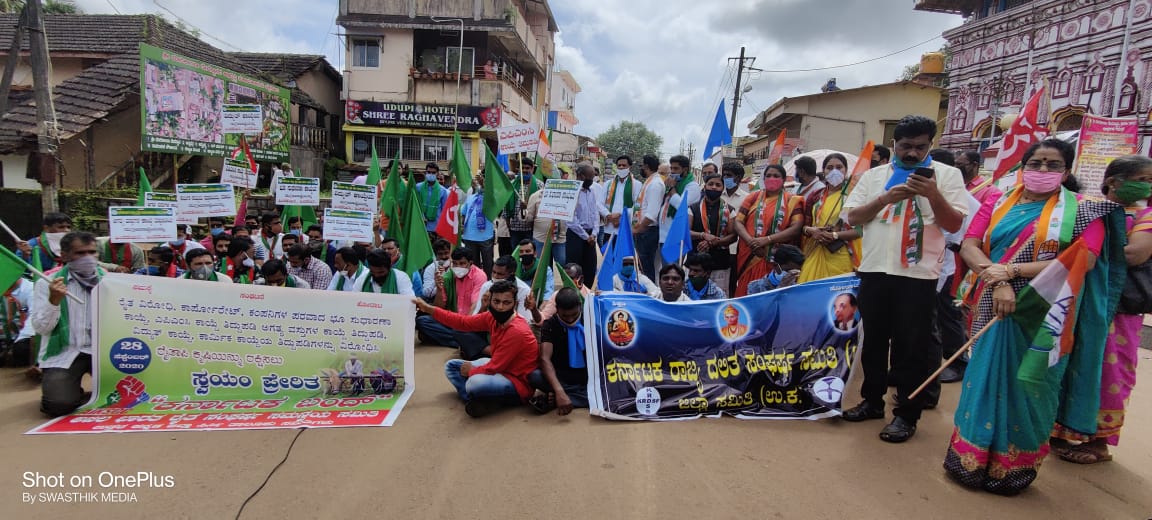 Karnataka bandh, Karnataka banda by famrers, Karnataka banda by famrers against farm bill, Karnataka bandh 2020, Karnataka bandh 2020 news, Karnataka bandh 2020 live update, ಕರ್ನಾಟಕ ಬಂದ್​, ರೈತರಿಂದ ಕರ್ನಾಟಕ ಬಂದ್​, ಕೃಷಿ ಮಸೂದೆ ವಿರುದ್ಧ ರೈತರಿಂದ ಕರ್ನಾಟಕ ಬಂದ್​, ಕರ್ನಾಟಕ ಬಂದ್​ ಸುದ್ದಿ, ಕರ್ನಾಟಕ ಬಂದ್​ 2020 ಸುದ್ದಿ, ಕರ್ನಾಟಕ ಬಂದ್​ 2020 ಲೈವ್​ ಅಪ್​ಡೇಟ್​,