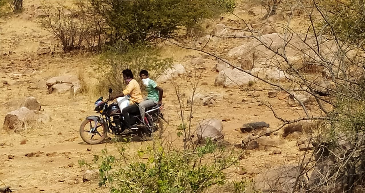 Andhra Pradesh people travelling in tumkur border