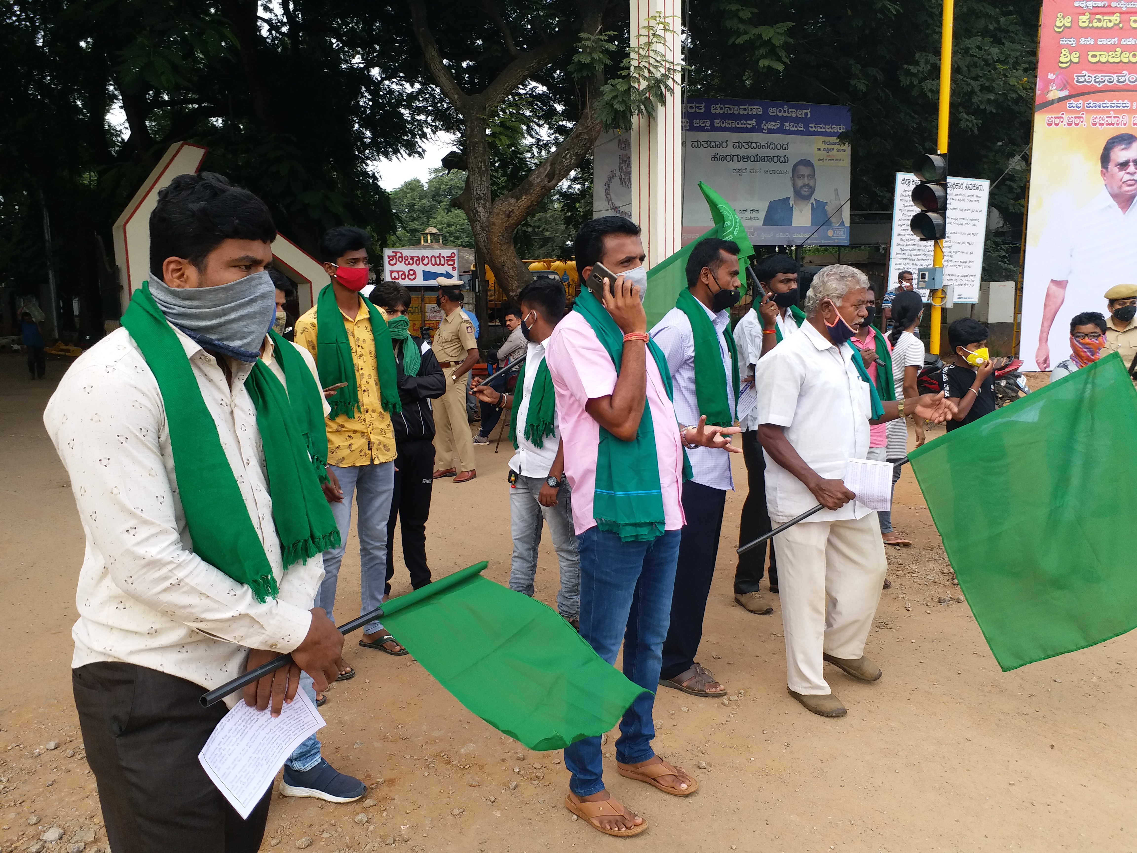 Karnataka bandh, Karnataka banda by famrers, Karnataka banda by famrers against farm bill, Karnataka bandh 2020, Karnataka bandh 2020 news, Karnataka bandh 2020 live update, ಕರ್ನಾಟಕ ಬಂದ್​, ರೈತರಿಂದ ಕರ್ನಾಟಕ ಬಂದ್​, ಕೃಷಿ ಮಸೂದೆ ವಿರುದ್ಧ ರೈತರಿಂದ ಕರ್ನಾಟಕ ಬಂದ್​, ಕರ್ನಾಟಕ ಬಂದ್​ ಸುದ್ದಿ, ಕರ್ನಾಟಕ ಬಂದ್​ 2020 ಸುದ್ದಿ, ಕರ್ನಾಟಕ ಬಂದ್​ 2020 ಲೈವ್​ ಅಪ್​ಡೇಟ್​,