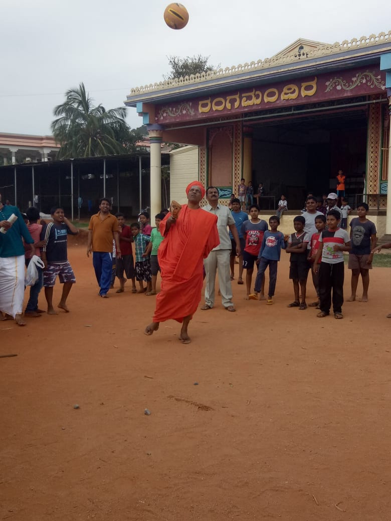 Siddaganga Mutt Swamiji played cricket