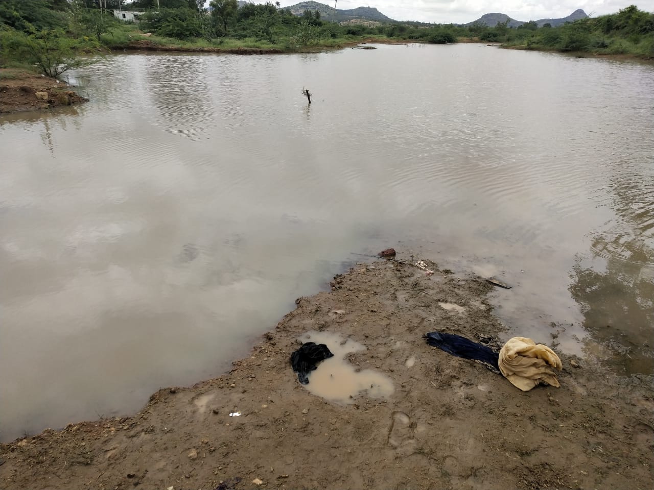 Siblings drowned in lake