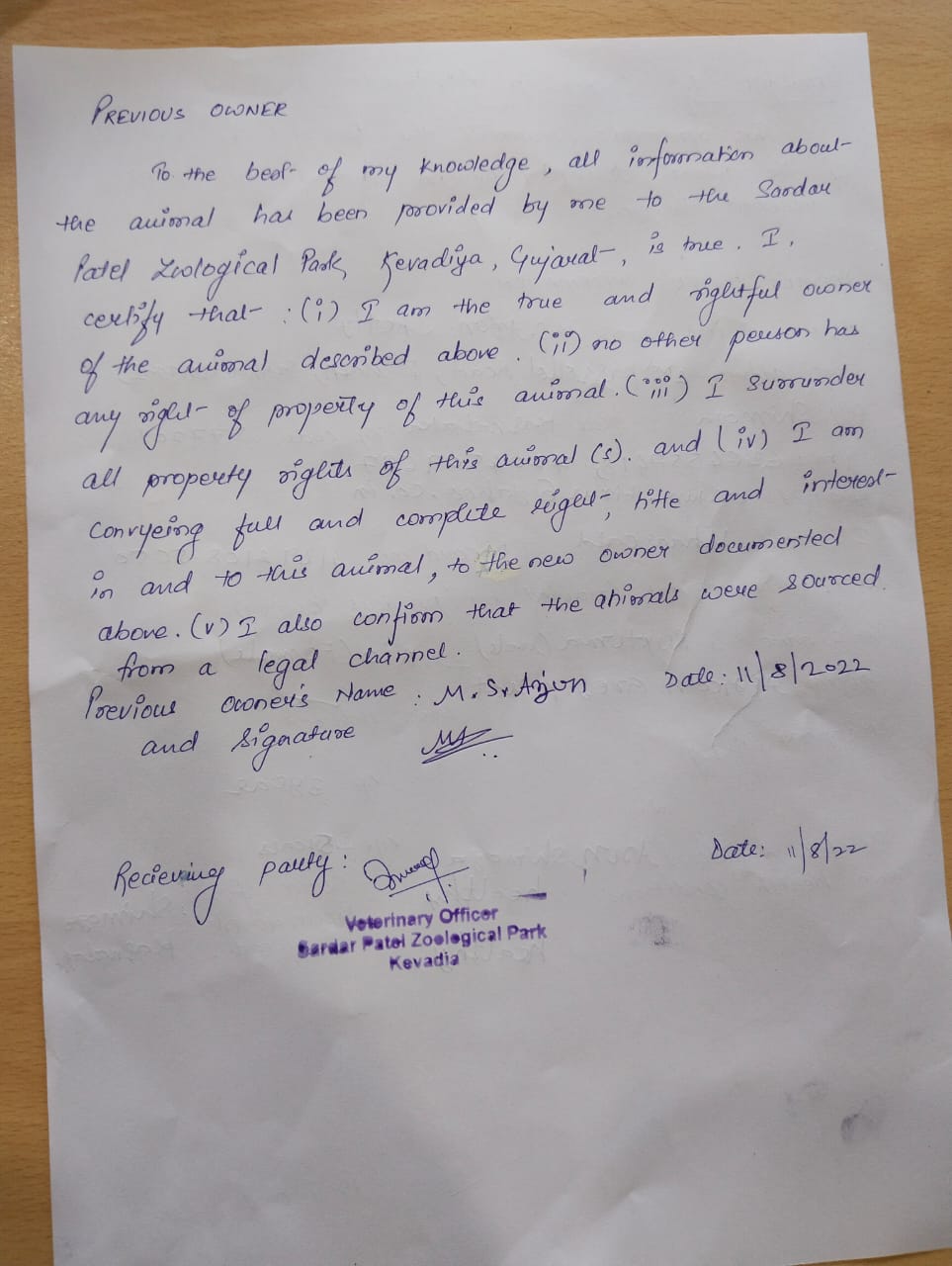 ಗುಜರಾತ್​ನ ಸರ್ದಾರ್​ ವಲ್ಲಭಾಯಿ ಪಟೇಲ್​ ಜೂವಾಲಾಜಿಕಲ್ ಪಾರ್ಕ್​ಗೆ  ಗಿಳಿಯನ್ನು ದೇಣಿಗೆಯಾಗಿ ನೀಡಿರುವುದು