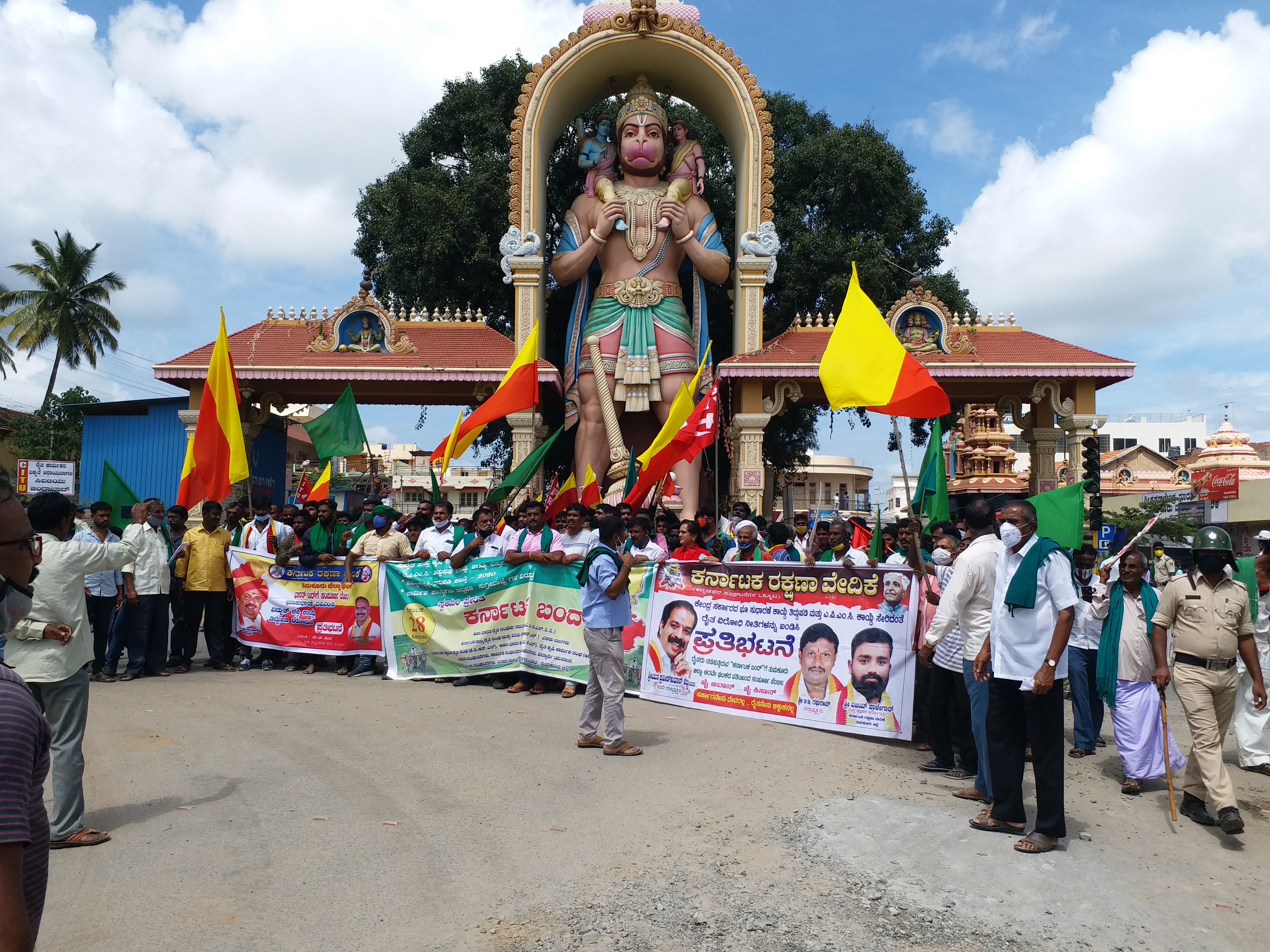 Karnataka bandh, Karnataka banda by famrers, Karnataka banda by famrers against farm bill, Karnataka bandh 2020, Karnataka bandh 2020 news, Karnataka bandh 2020 live update, ಕರ್ನಾಟಕ ಬಂದ್​, ರೈತರಿಂದ ಕರ್ನಾಟಕ ಬಂದ್​, ಕೃಷಿ ಮಸೂದೆ ವಿರುದ್ಧ ರೈತರಿಂದ ಕರ್ನಾಟಕ ಬಂದ್​, ಕರ್ನಾಟಕ ಬಂದ್​ ಸುದ್ದಿ, ಕರ್ನಾಟಕ ಬಂದ್​ 2020 ಸುದ್ದಿ, ಕರ್ನಾಟಕ ಬಂದ್​ 2020 ಲೈವ್​ ಅಪ್​ಡೇಟ್​,