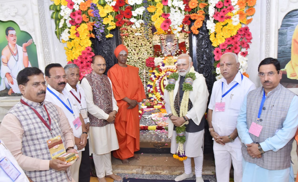 prime-minister-n-arendra-modi-visits-to-siddaganga-math-in-tumkur