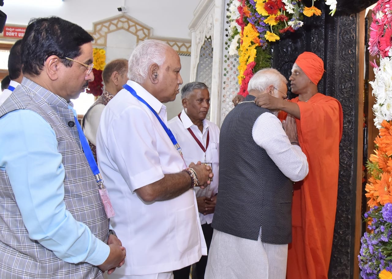 prime-minister-n-arendra-modi-visits-to-siddaganga-math-in-tumkur