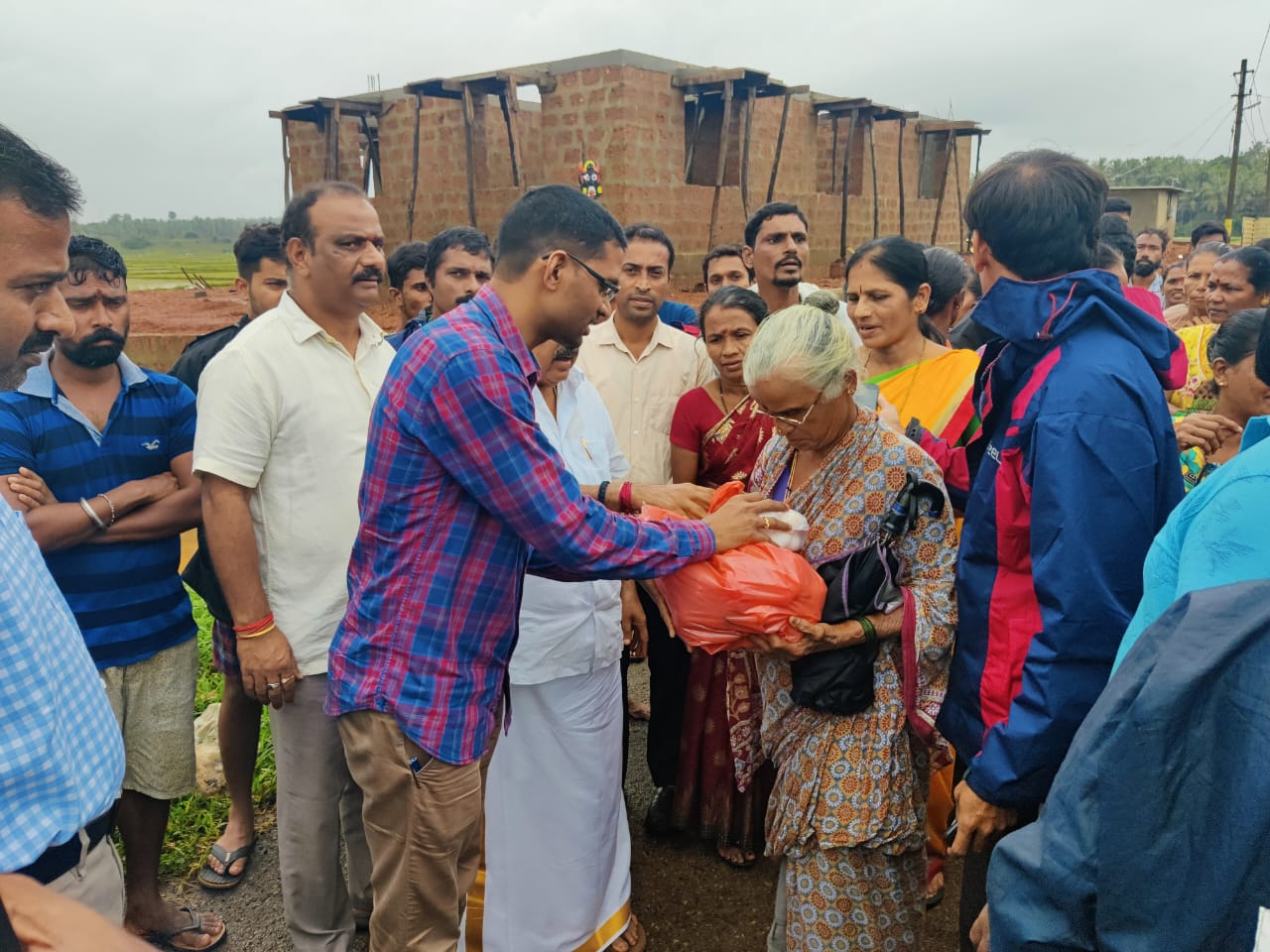 ನೆರೆಪೀಡಿತ ಜನರಿಗೆ ದಿನಸಿ ಹಂಚಿಕೆ