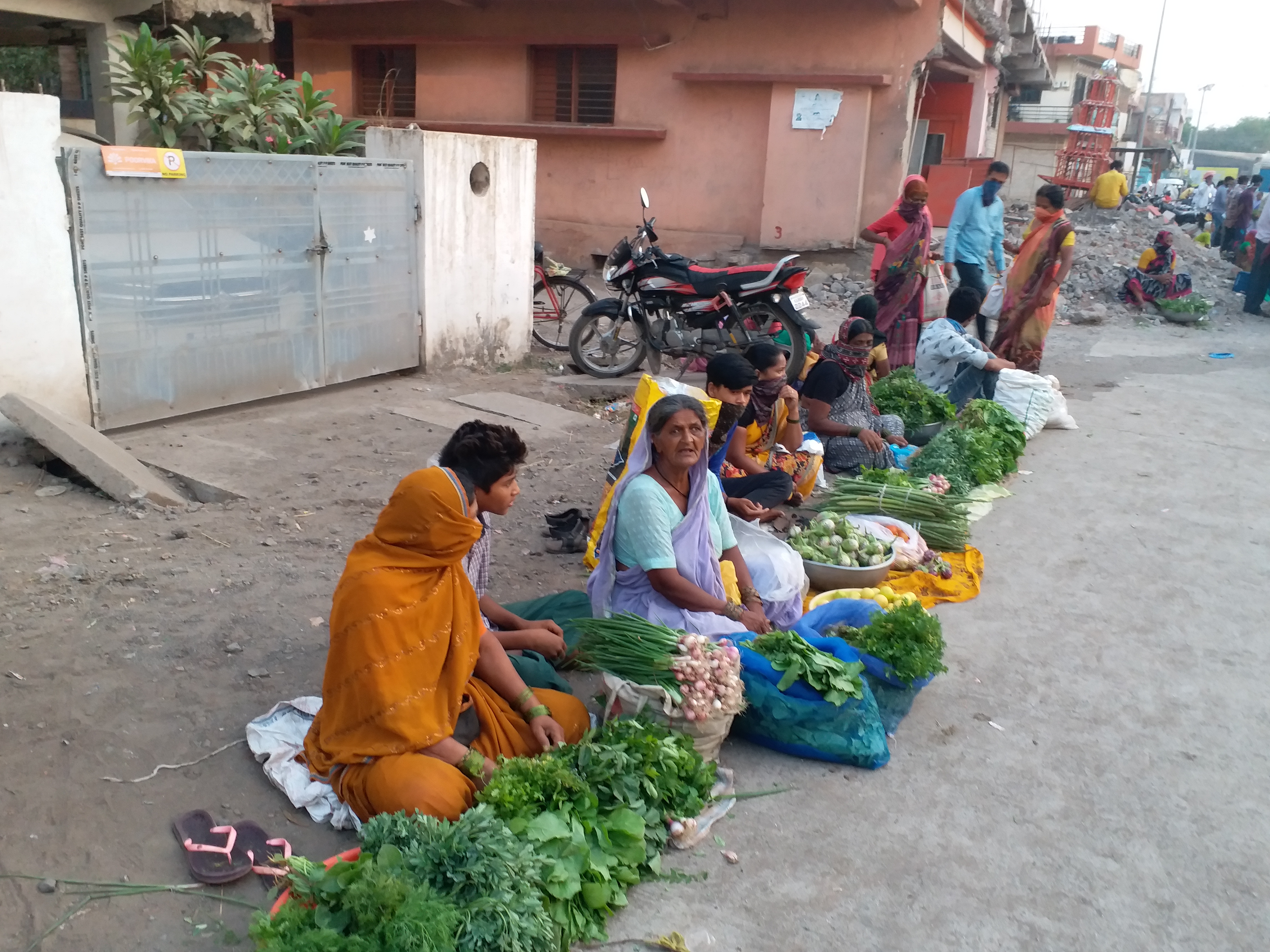 ಸಾಮಾಜಿಕ ಅಂತರ ಕಾಯ್ದುಕೊಳ್ಳದ ಜನ