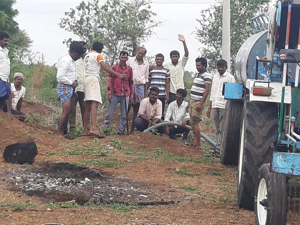 ಶವದ ಬಾಯಿಗೆ ನೀರು ಬಿಡುತ್ತಿರುವ ಗ್ರಾಮಸ್ಥರು