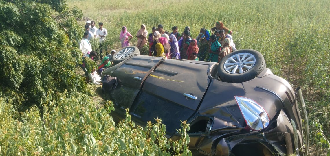 Car overturns near vijayapura , ವಿಜಯಪುರ ಕಾರು ಅಪಘಾತ ಸುದ್ದಿ