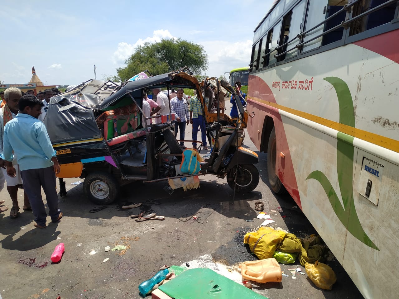 நொருங்கிய நிலையில் காணப்படும் ஆட்டோ