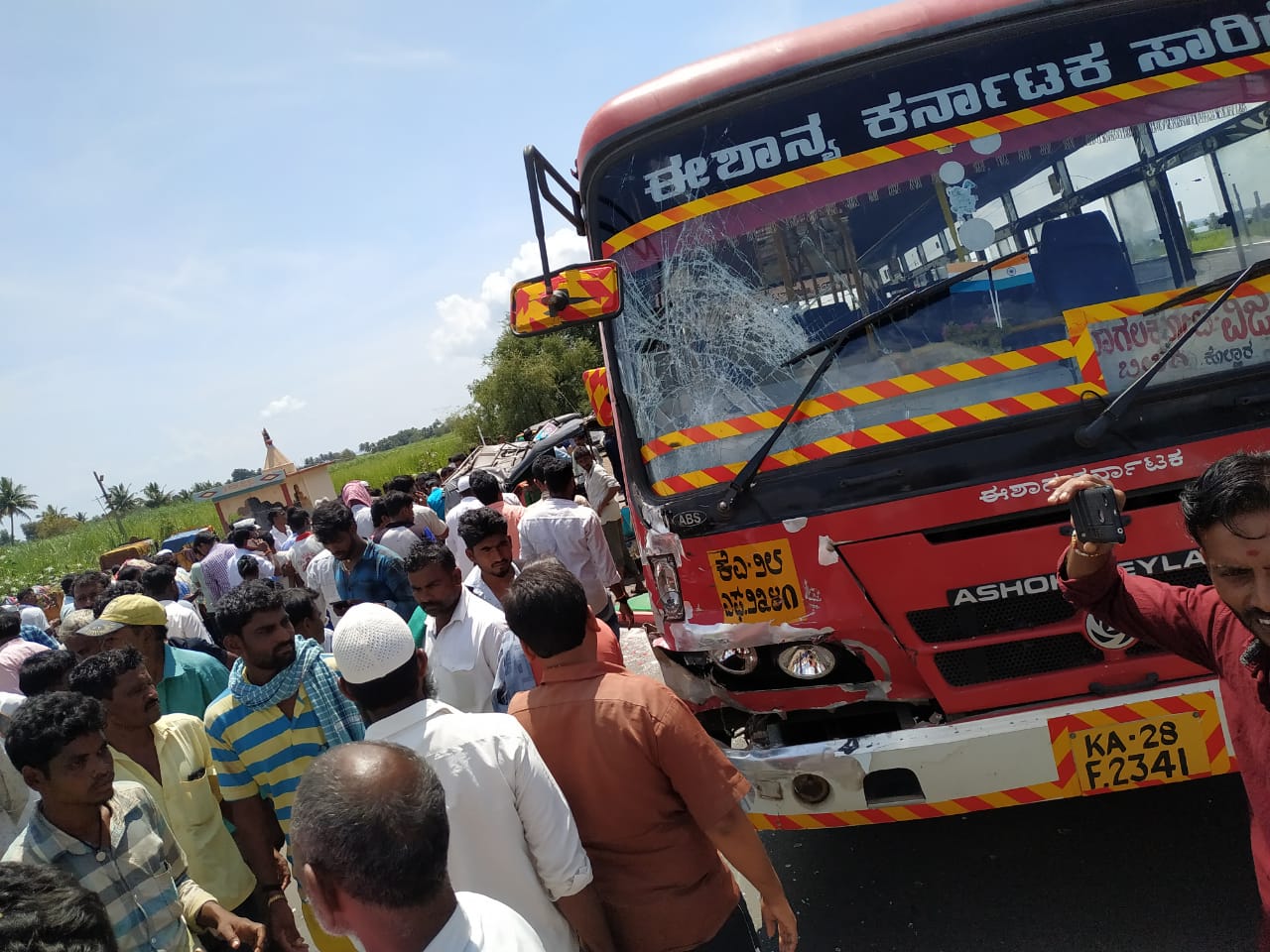 Driver tries to skip vehicle checkpoint, collided with KSRTC bus, 4 killed