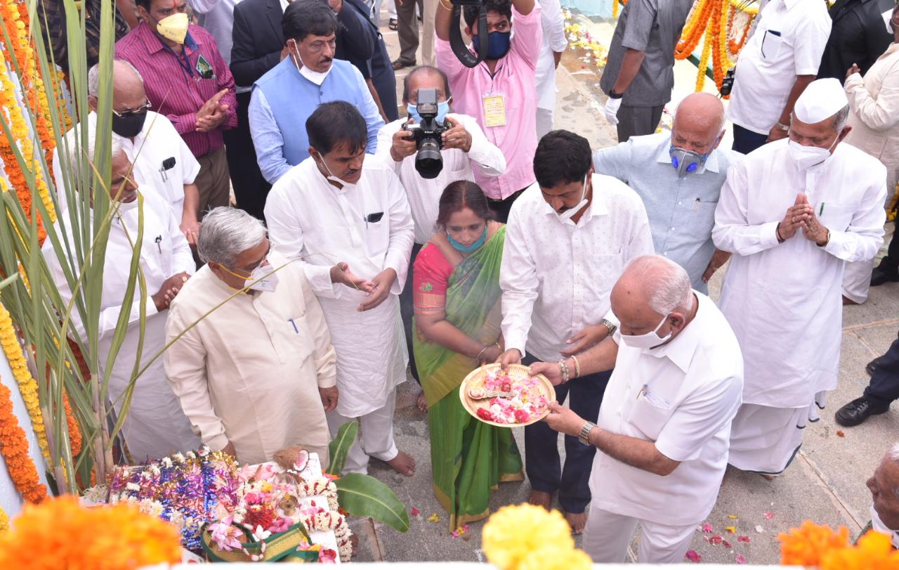 cm yediyurappa worship, cm yediyurappa worship to Krishna river, cm yediyurappa worship to Krishna river in Vijayapur, cm yediyurappa worship news, ಕೃಷ್ಣೆಗೆ ಬಾಗಿನ ಅರ್ಪಿಸಿದ ಸಿಎಂ ಯಡಿಯೂರಪ್ಪ, ವಿಜಯಪುರದಲ್ಲಿ ಕೃಷ್ಣೆಗೆ ಬಾಗಿನ ಅರ್ಪಿಸಿದ ಸಿಎಂ ಯಡಿಯೂರಪ್ಪ, ಕೃಷ್ಣೆಗೆ ಬಾಗಿನ ಅರ್ಪಿಸಿದ ಸಿಎಂ ಯಡಿಯೂರಪ್ಪ ಸುದ್ದಿ, ಸಿಎಂ ಯಡಿಯೂರಪ್ಪ ಸುದ್ದಿ,