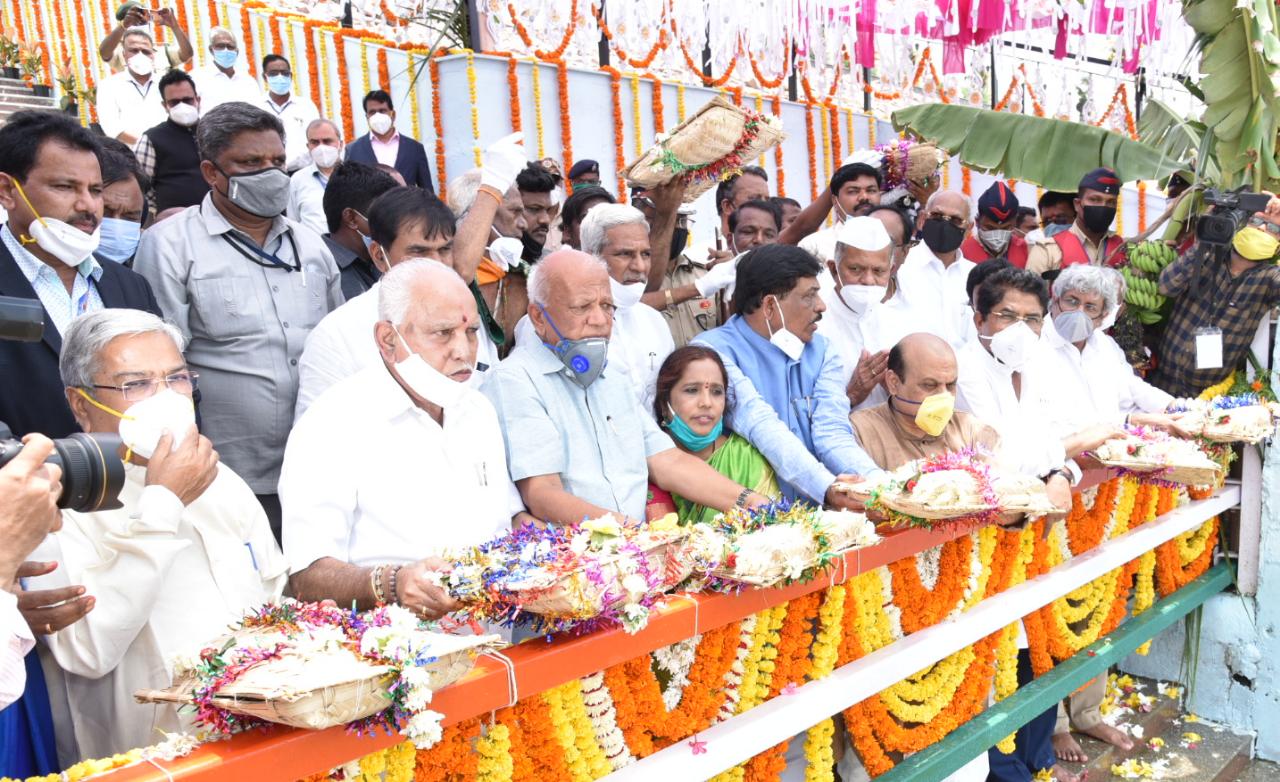 cm yediyurappa worship, cm yediyurappa worship to Krishna river, cm yediyurappa worship to Krishna river in Vijayapur, cm yediyurappa worship news, ಕೃಷ್ಣೆಗೆ ಬಾಗಿನ ಅರ್ಪಿಸಿದ ಸಿಎಂ ಯಡಿಯೂರಪ್ಪ, ವಿಜಯಪುರದಲ್ಲಿ ಕೃಷ್ಣೆಗೆ ಬಾಗಿನ ಅರ್ಪಿಸಿದ ಸಿಎಂ ಯಡಿಯೂರಪ್ಪ, ಕೃಷ್ಣೆಗೆ ಬಾಗಿನ ಅರ್ಪಿಸಿದ ಸಿಎಂ ಯಡಿಯೂರಪ್ಪ ಸುದ್ದಿ, ಸಿಎಂ ಯಡಿಯೂರಪ್ಪ ಸುದ್ದಿ,