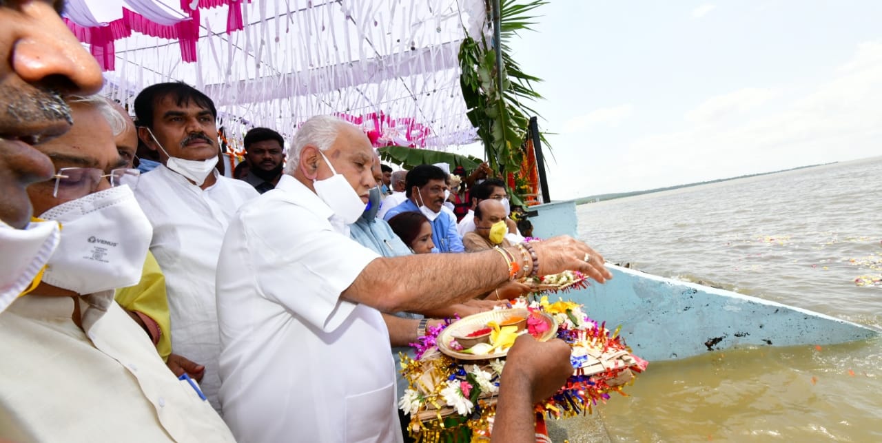 cm yediyurappa worship, cm yediyurappa worship to Krishna river, cm yediyurappa worship to Krishna river in Vijayapur, cm yediyurappa worship news, ಕೃಷ್ಣೆಗೆ ಬಾಗಿನ ಅರ್ಪಿಸಿದ ಸಿಎಂ ಯಡಿಯೂರಪ್ಪ, ವಿಜಯಪುರದಲ್ಲಿ ಕೃಷ್ಣೆಗೆ ಬಾಗಿನ ಅರ್ಪಿಸಿದ ಸಿಎಂ ಯಡಿಯೂರಪ್ಪ, ಕೃಷ್ಣೆಗೆ ಬಾಗಿನ ಅರ್ಪಿಸಿದ ಸಿಎಂ ಯಡಿಯೂರಪ್ಪ ಸುದ್ದಿ, ಸಿಎಂ ಯಡಿಯೂರಪ್ಪ ಸುದ್ದಿ,