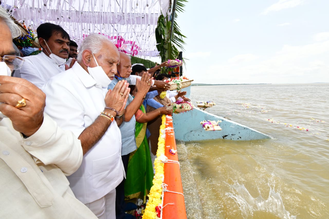 cm yediyurappa worship, cm yediyurappa worship to Krishna river, cm yediyurappa worship to Krishna river in Vijayapur, cm yediyurappa worship news, ಕೃಷ್ಣೆಗೆ ಬಾಗಿನ ಅರ್ಪಿಸಿದ ಸಿಎಂ ಯಡಿಯೂರಪ್ಪ, ವಿಜಯಪುರದಲ್ಲಿ ಕೃಷ್ಣೆಗೆ ಬಾಗಿನ ಅರ್ಪಿಸಿದ ಸಿಎಂ ಯಡಿಯೂರಪ್ಪ, ಕೃಷ್ಣೆಗೆ ಬಾಗಿನ ಅರ್ಪಿಸಿದ ಸಿಎಂ ಯಡಿಯೂರಪ್ಪ ಸುದ್ದಿ, ಸಿಎಂ ಯಡಿಯೂರಪ್ಪ ಸುದ್ದಿ,