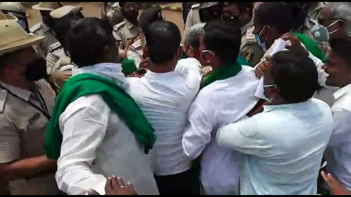 Farmer protest, Farmer protest in front of Alamatti dam, Farmer protest in Vijayapur, Vijayapur Farmer protest news, ರೈತರು ಪ್ರತಿಭಟನೆ, ಆಲಮಟ್ಟಿ ಡ್ಯಾಂ ಎದರು ರೈತರು ಪ್ರತಿಭಟನೆ, ವಿಜಯಪುರದಲ್ಲಿ ಆಲಮಟ್ಟಿ ಡ್ಯಾಂ ಎದರು ರೈತರು ಪ್ರತಿಭಟನೆ, ವಿಜಯಪುರ ರೈತರು ಪ್ರತಿಭಟನೆ ಸುದ್ದಿ,