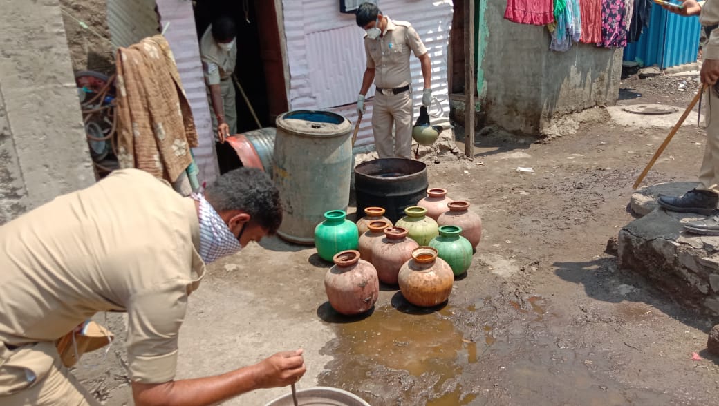 ಕಳ್ಳಬಟ್ಟಿ ಅಡ್ಡೆಮೇಲೆ ಪೊಲೀಸರ ದಾಳಿ