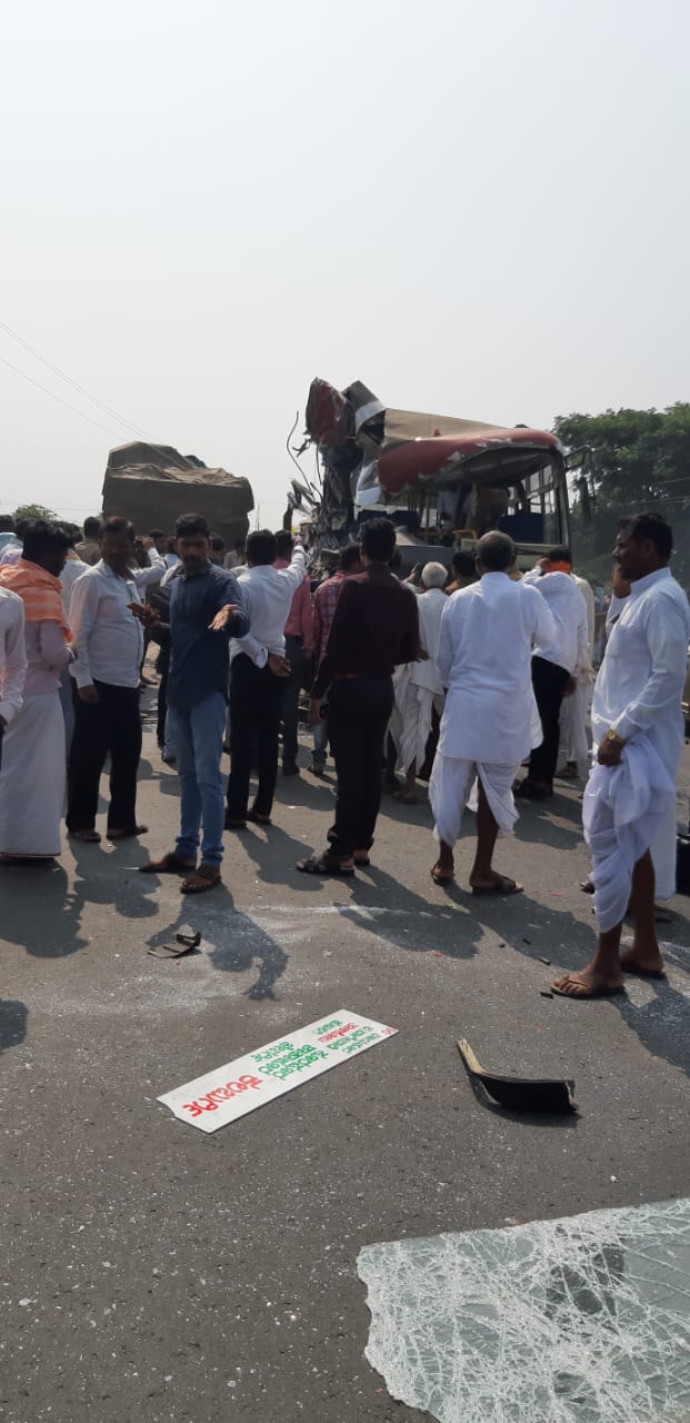 10 person injured, 10 person injured in road accident, 10 person injured in road accident at Yadagiri, Yadagiri road accident news, 10 ಜನರಿಗೆ ಗಾಯ, ಯಾದಗಿರಿ ರಸ್ತೆ ಅಪಘಾತದಲ್ಲಿ 10 ಜನರಿಗೆ ಗಾಯ, ಯಾದಗಿರಿ ರಸ್ತೆ ಅಪಘಾತ ಸುದ್ದಿ,