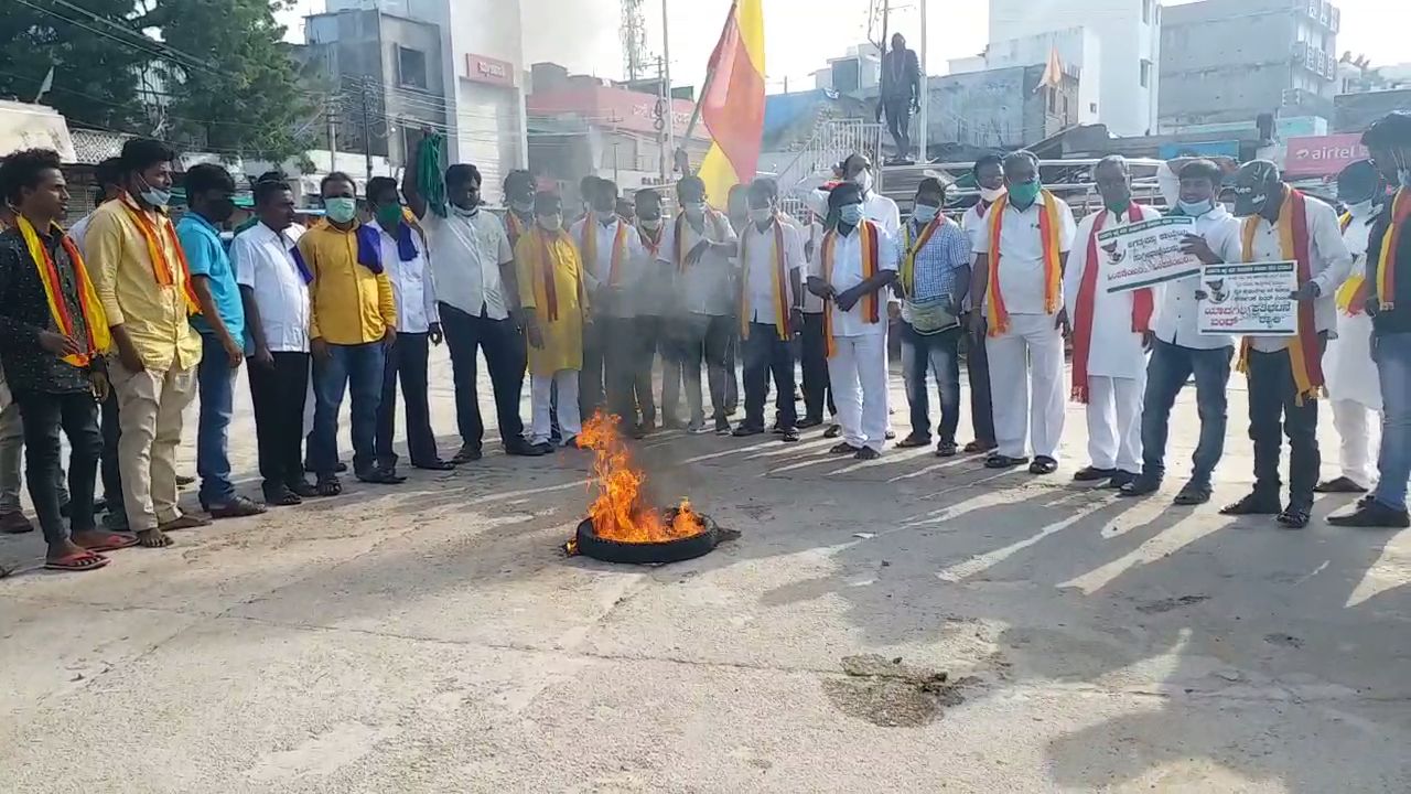 Karnataka bandh, Karnataka banda by famrers, Karnataka banda by famrers against farm bill, Karnataka bandh 2020, Karnataka bandh 2020 news, Karnataka bandh 2020 live update, ಕರ್ನಾಟಕ ಬಂದ್​, ರೈತರಿಂದ ಕರ್ನಾಟಕ ಬಂದ್​, ಕೃಷಿ ಮಸೂದೆ ವಿರುದ್ಧ ರೈತರಿಂದ ಕರ್ನಾಟಕ ಬಂದ್​, ಕರ್ನಾಟಕ ಬಂದ್​ ಸುದ್ದಿ, ಕರ್ನಾಟಕ ಬಂದ್​ 2020 ಸುದ್ದಿ, ಕರ್ನಾಟಕ ಬಂದ್​ 2020 ಲೈವ್​ ಅಪ್​ಡೇಟ್​,