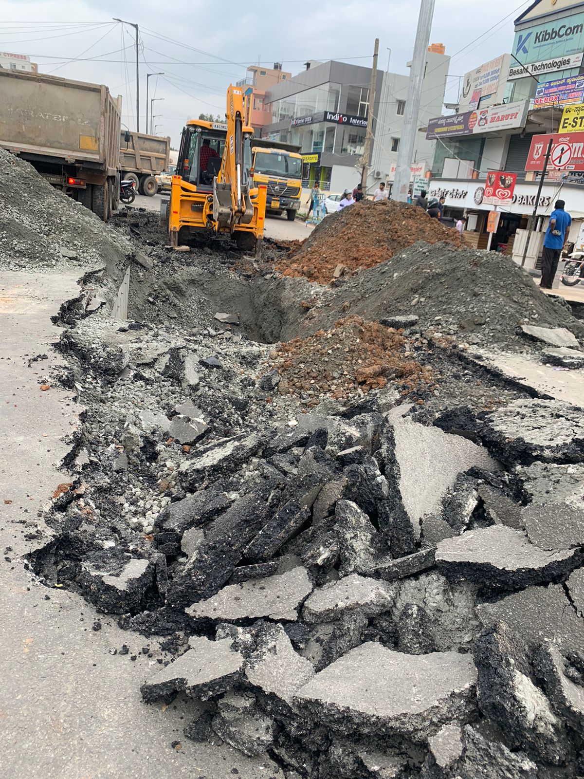 Public allegations against Govt  New Road collapse in Bengaluru  allegations against Govt over New Road collapse  ಬಿಜೆಪಿ ಸರ್ಕಾರದ ವಿರುದ್ಧ ಜನ ಆಕ್ರೋಶ  ಮೂರೇ ತಿಂಗಳಿಗೆ ಕುಸಿದ 25 ಕೋಟಿ ಕಾಮಗಾರಿ ರಸ್ತೆ  ಕಾಮಗಾರಿ ರಸ್ತೆ ಕುಸಿದ ಪರಿಣಾಮ  ಕಳಪೆ ಕಾಮಗಾರಿ ಪರಿಣಾಮ  ವಾಹನ ಸಂಚಾರಕ್ಕೆ ಅನುಕೂಲ  ಸರ್ಕಾರದ ವಿರುದ್ಧ ಆಕ್ರೋಶ