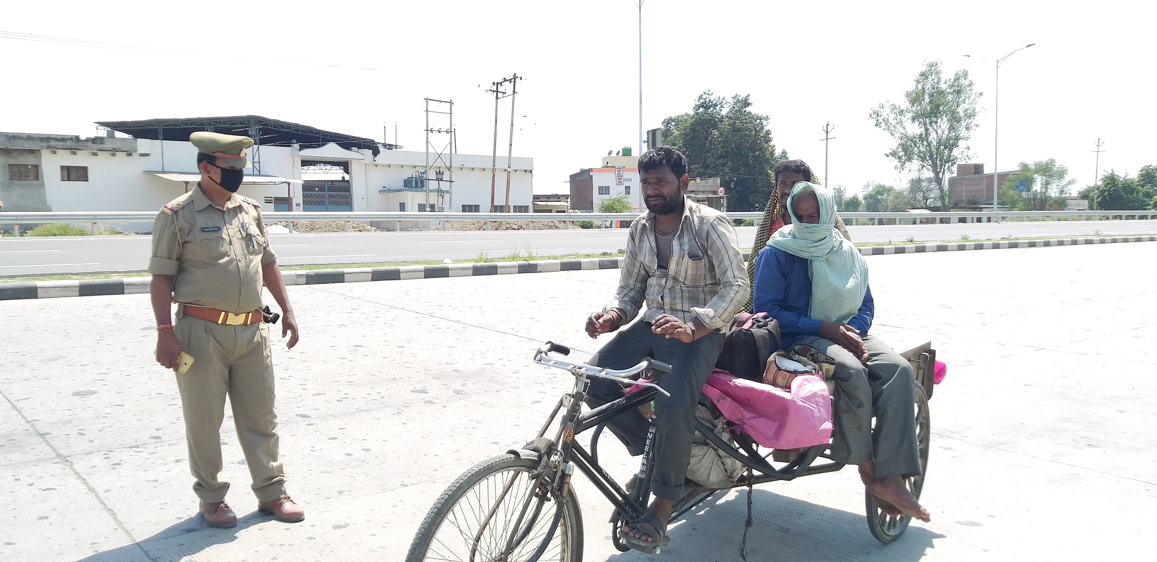 बिना जांच के हाईवे पर गुजरात से पैदल बनारस जाते मजदूर.