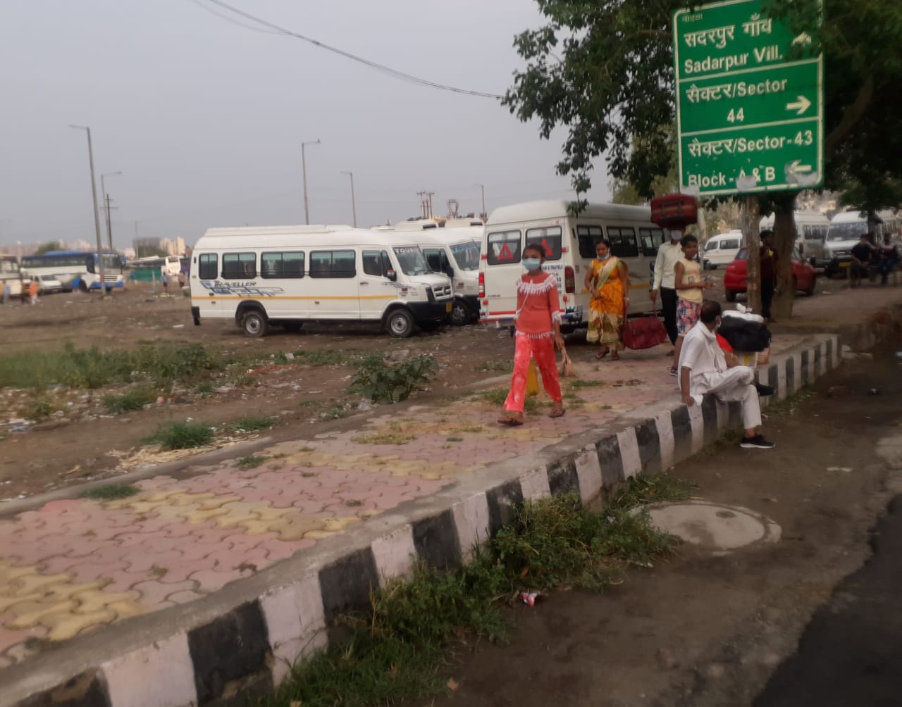 Daily migration of workers from Noida started again