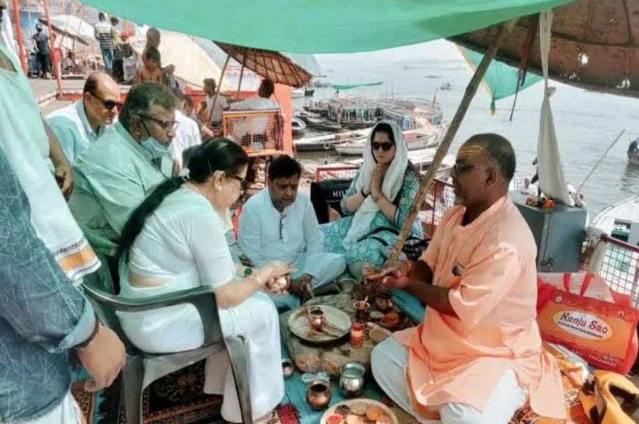 Lata Mangeshkar's ashes immersed in Ganga
