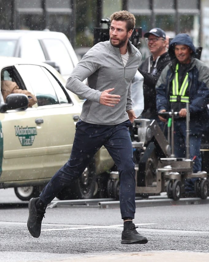 Liam Hemsworth viral pics