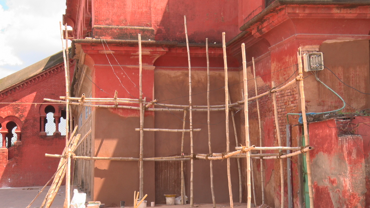 lucknow monument crumbling