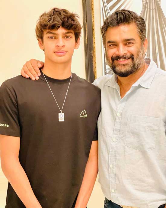 madhavan son vedaant created record, madhavan son vedaant created record in swimming, madhavan son vedaant created record in swimming championships, madhavan son vedaant created record in swimming championships in Bengaluru, Junior National Swimming Aquatic Championship 2021, ಮಾಧವನ್​ ಮಗ ವೇದಾಂತ್​ ದಾಖಲೆ, ಈಜು ಸ್ಪರ್ಧೆಯಲ್ಲಿ ಮಾಧವನ್​ ಮಗ ವೇದಾಂತ್​ ದಾಖಲೆ, ಬೆಂಗಳೂರಿನಲ್ಲಿ ನಡೆದ ಈಜು ಸ್ಪರ್ಧೆಯಲ್ಲಿ ಮಾಧವನ್​ ಮಗ ವೇದಾಂತ್​ ದಾಖಲೆ, ಬೆಂಗಳೂರು ಸುದ್ದಿ, ಜೂನಿಯರ್ ನ್ಯಾಷನಲ್ ಈಜು ಅಕ್ವಾಟಿಕ್ ಚಾಂಪಿಯನ್‌ಶಿಪ್ 2021,