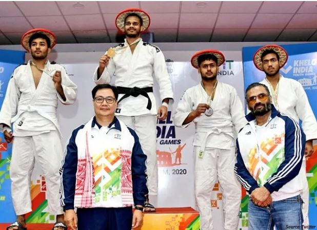 Medal winners pose with Sports minister Kiren Rijiju and actor Sunil Shetty.