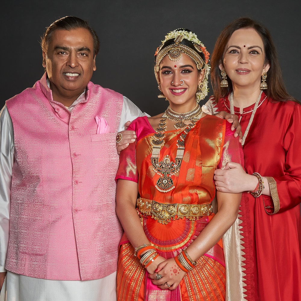 Nita and Mukesh ambani host radhika merchants arangetram, Radhika merchants arangetram, Anant Ambani bride, Anant Ambani younger son of Nita and Mukesh Ambani, ರಾಧಿಕಾ ಮರ್ಚೆಂಟ್​ ಭರತನಾಟ್ಯಾ ಕಾರ್ಯಕ್ರಮ ಆಯೋಜಿಸಿದ ನೀತಾ ಮತ್ತು ಮುಖೇಶ್ ಅಂಬಾನಿ, ರಾಧಿಕಾ ಮರ್ಚೆಂಟ್​ ಭರತನಾಟ್ಯಾ ಕಾರ್ಯಕ್ರಮ, ಅನಂತ್ ಅಂಬಾನಿಯ ವಧು, ನೀತಾ ಮತ್ತು ಮುಖೇಶ್ ಅಂಬಾನಿಯ ಕಿರಿಯ ಪುತ್ರ ಅನಂತ್ ಅಂಬಾನಿ,