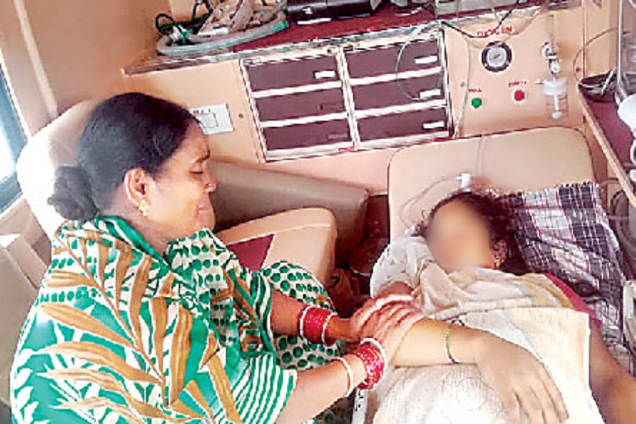 Pregnant woman dies, Pregnant woman dies after being denied treatment, Pregnant woman dies after being denied treatment by many hospitals, Hyderabad news, Hyderabad corona news, ಗರ್ಭಿಣಿ ಮಹಿಳೆ ಸಾವು, ಚಿಕಿತ್ಸೆ ಸಿಗದೇ ಗರ್ಭಿಣಿ ಮಹಿಳೆ ಸಾವು, ಹಲವು ಆಸ್ಪತ್ರೆಗಳಲ್ಲಿ ಚಿಕಿತ್ಸೆ ಸಿಗದೇ ಗರ್ಭಿಣಿ ಮಹಿಳೆ ಸಾವು, ಹೈದರಾಬಾದ್​ ಸುದ್ದಿ, ಹೈದರಾಬಾದ್​ ಕೊರೊನಾ ಸುದ್ದಿ,