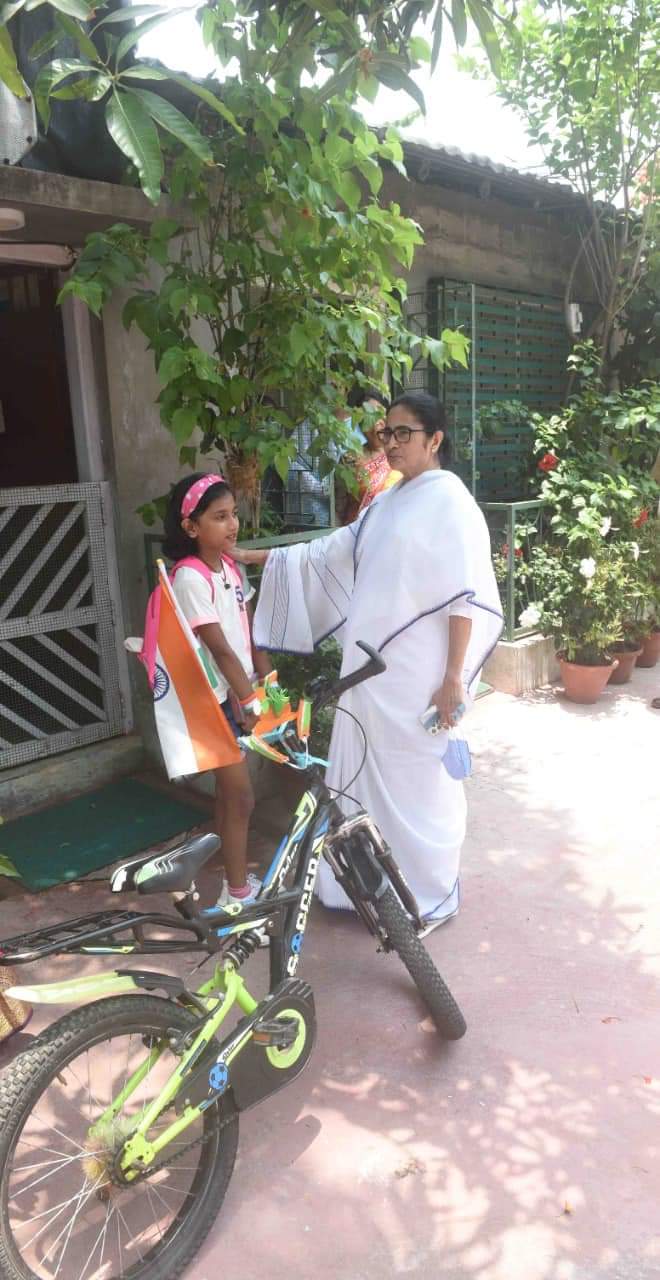 8 year old Malda Girl meets Mamata Banerjee