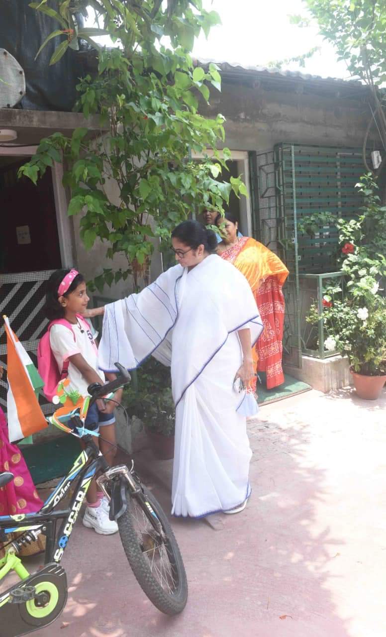 8 year old Malda Girl meets Mamata Banerjee