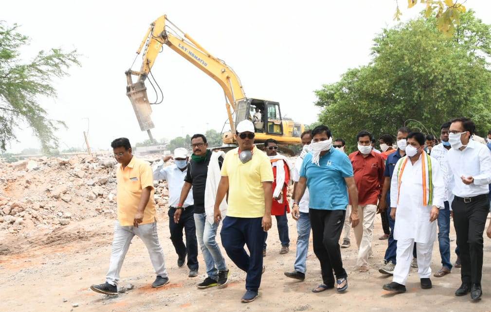 Urban administration minister cleaned   budha talaab in raipur