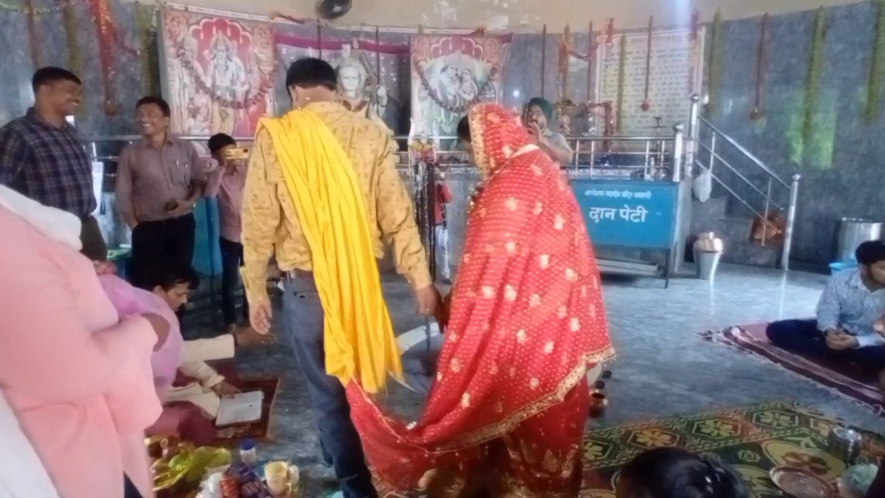 widow daughter in law married in Shiva temple in Dhamtari  married in Shiva temple in Dhamtari  Mother in law got widow daughter in law married in Dhamtari  Mother in law performed duty of mother in Dhamtari  ಛತ್ತೀಸ್​ಗಢದಲ್ಲಿ ಸೊಸೆಗೆ ಮರು ಮದುವೆ ಮಾಡಿಸಿದ ಅತ್ತೆ  ಛತ್ತೀಸ್​ಗಢದಲ್ಲಿ ಸೊಸೆಗೆ ಮರು ಮದುವೆ  ಛತ್ತೀಸ್​ಗಢದಲ್ಲಿ ವಿಶೇಷ ಮದುವೆ ಸುದ್ದಿ