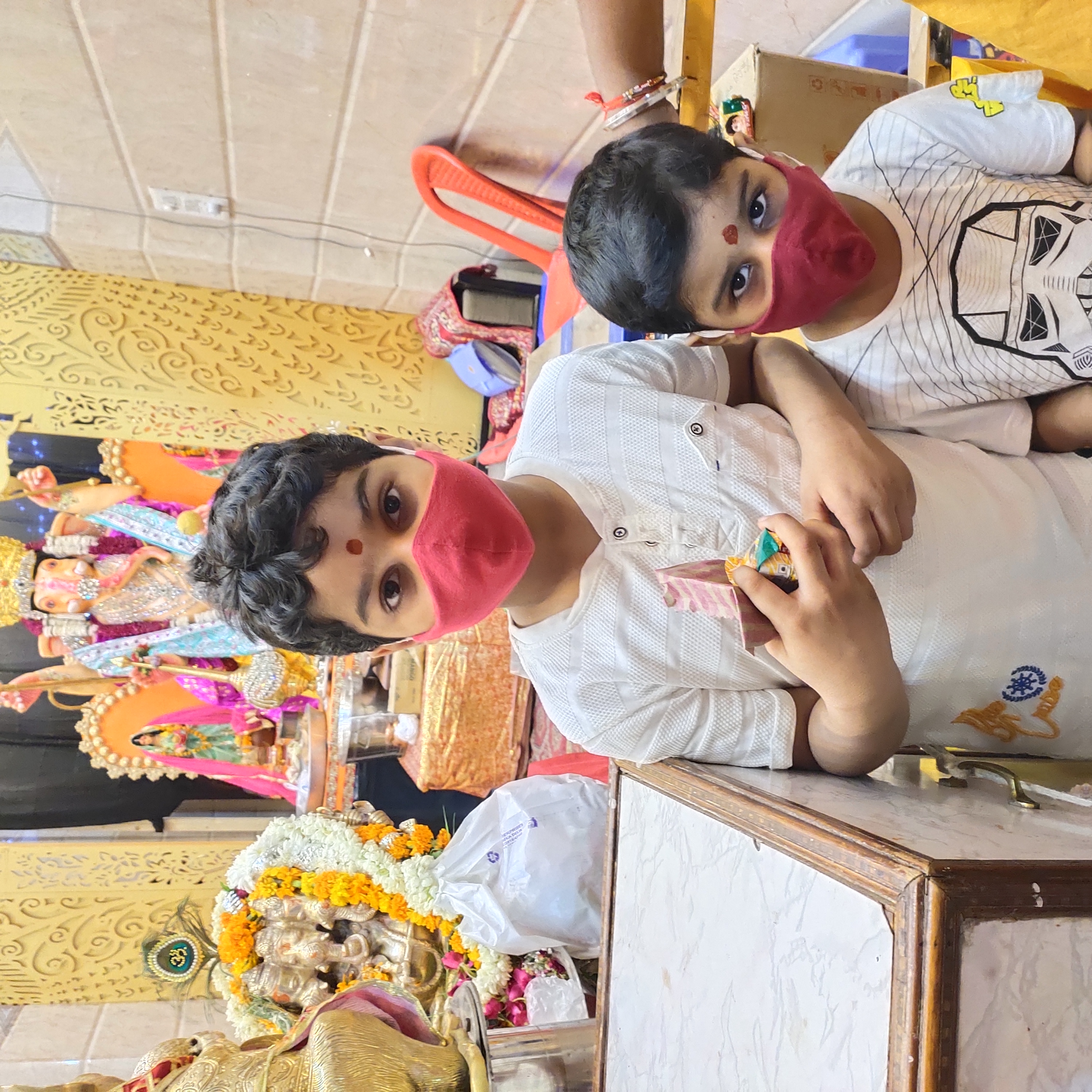 Children were also seen wearing masks in ganesh chaturthi