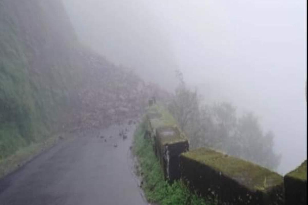 traffic-jam-due-to-landslide-in-bhuibawada-ghat