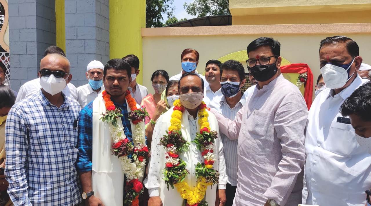 Special honor from Sangamner Municipal Council to the warriors who performed funeral rites of Corona patients