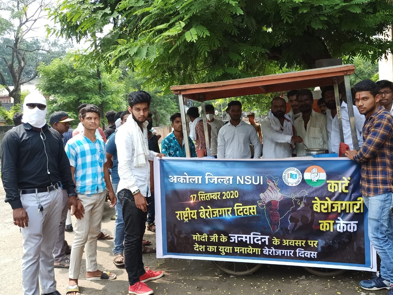 nsui celebrates pm modi birthday is national unemployment day and distribute free tea in akola