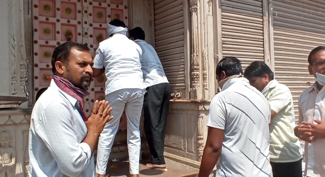 under curfew how people congrigate at religious place