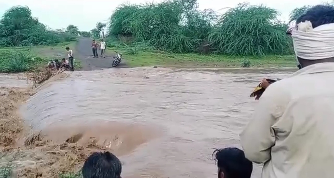 पुरामुळे गावांचा संपर्क तुटला